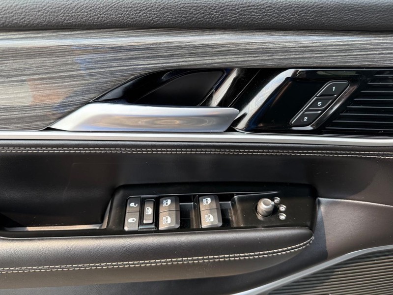 Jeep Wagoneer Vehicle Image 26