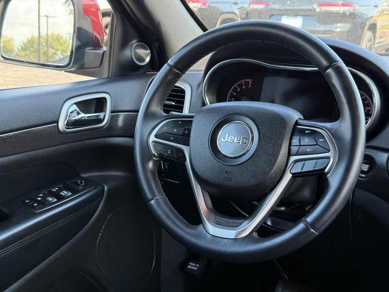 Jeep Grand Cherokee Vehicle Image 12