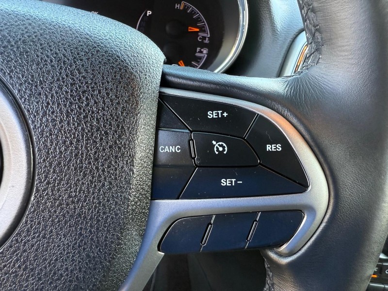 Jeep Grand Cherokee Vehicle Image 14