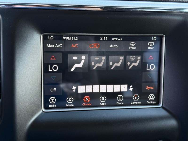 Jeep Grand Cherokee Vehicle Image 16