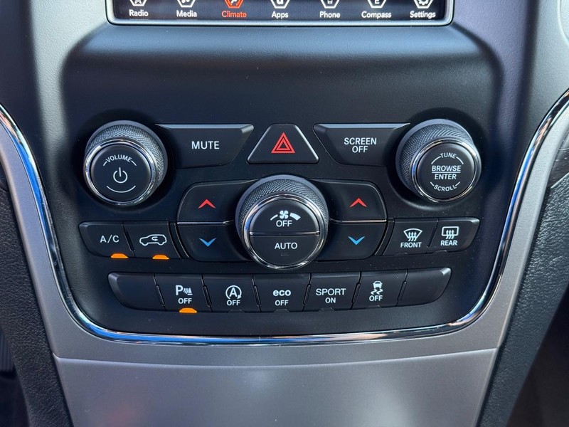 Jeep Grand Cherokee Vehicle Image 18