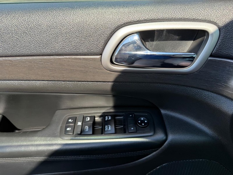 Jeep Grand Cherokee Vehicle Image 23