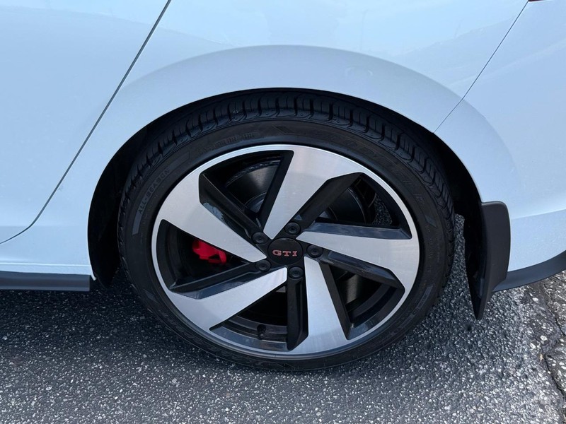 Volkswagen Golf GTI Vehicle Image 06
