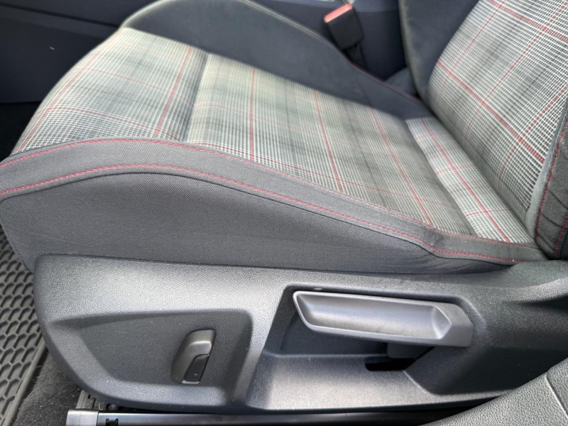 Volkswagen Golf GTI Vehicle Image 23