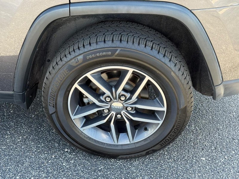 Jeep Grand Cherokee Vehicle Image 06