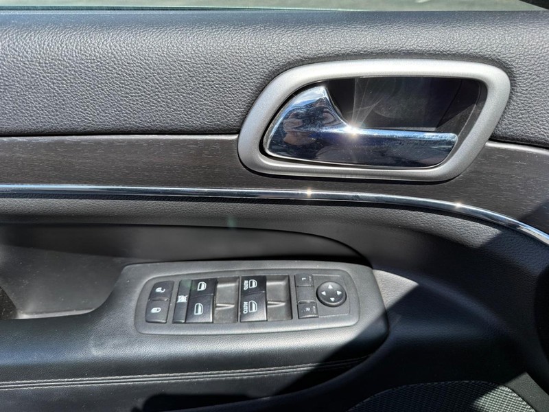 Jeep Grand Cherokee Vehicle Image 27