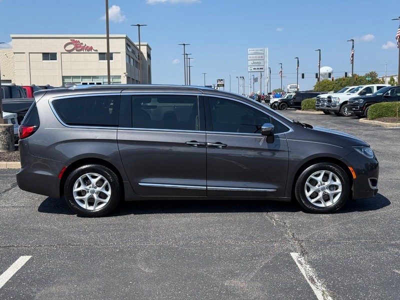 Chrysler Pacifica Vehicle Image 02