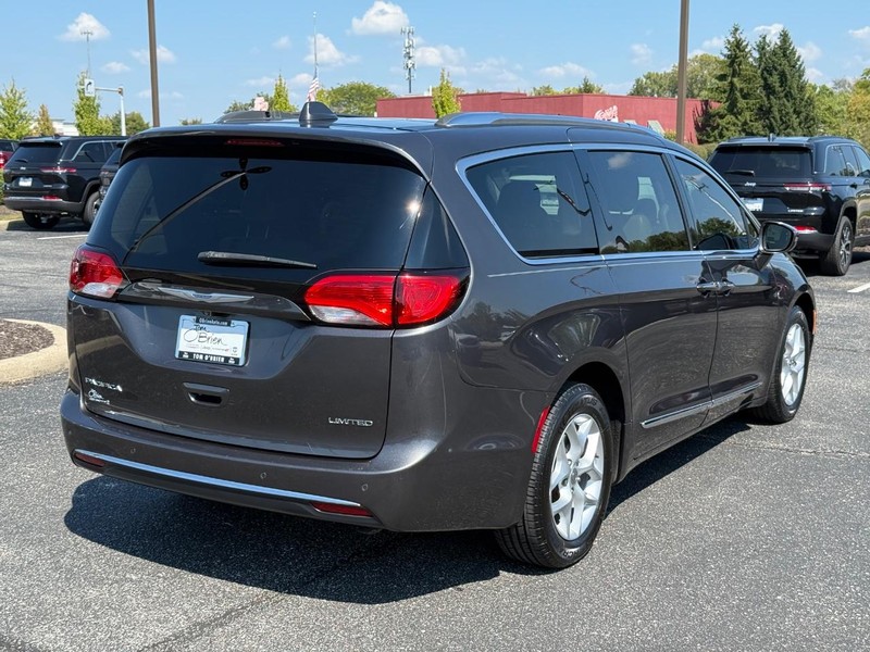 Chrysler Pacifica Vehicle Image 03