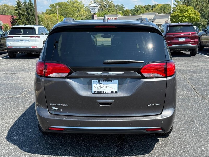 Chrysler Pacifica Vehicle Image 04