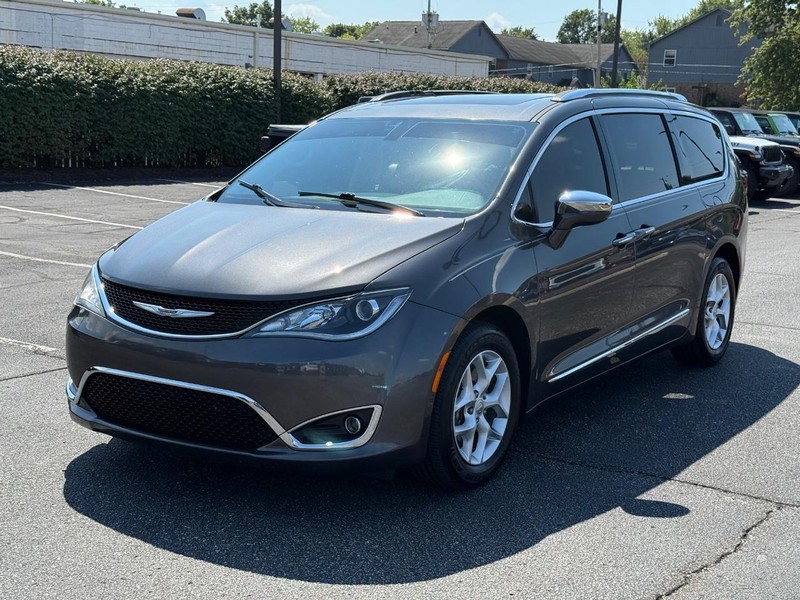 Chrysler Pacifica Vehicle Image 09