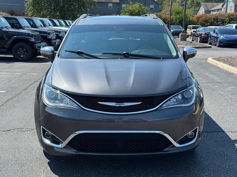 Chrysler Pacifica Vehicle Image 10