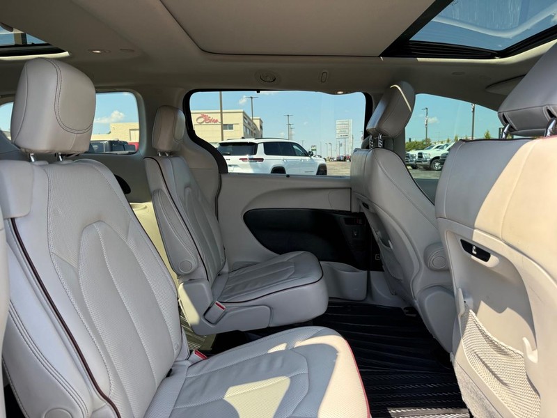 Chrysler Pacifica Vehicle Image 11