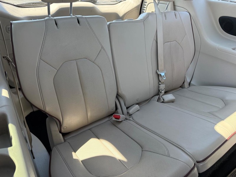 Chrysler Pacifica Vehicle Image 12