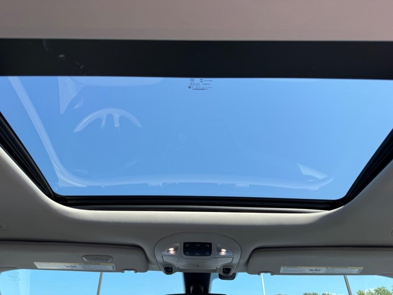 Chrysler Pacifica Vehicle Image 13