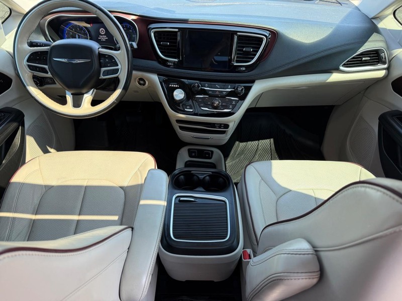 Chrysler Pacifica Vehicle Image 14