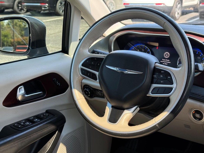 Chrysler Pacifica Vehicle Image 15