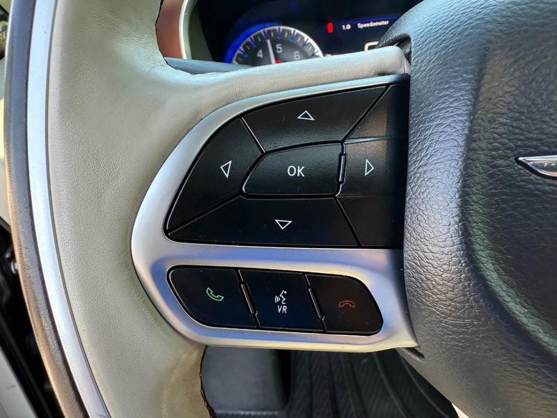 Chrysler Pacifica Vehicle Image 16