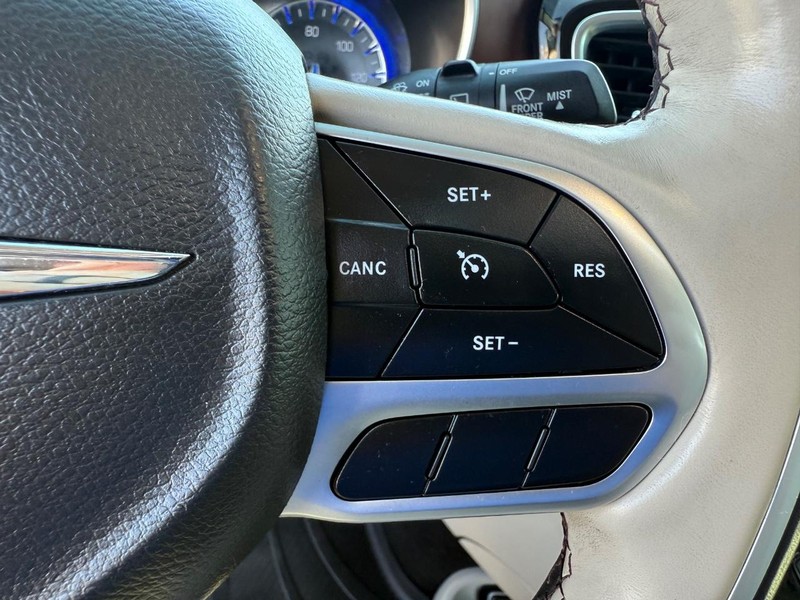 Chrysler Pacifica Vehicle Image 17