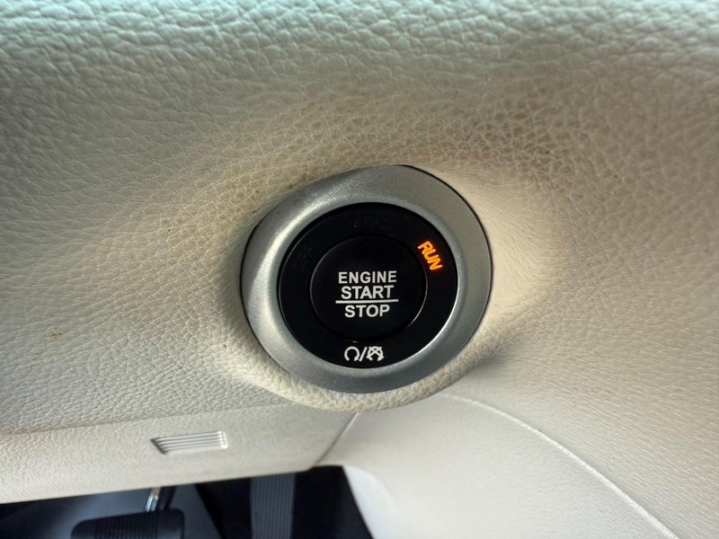 Chrysler Pacifica Vehicle Image 18
