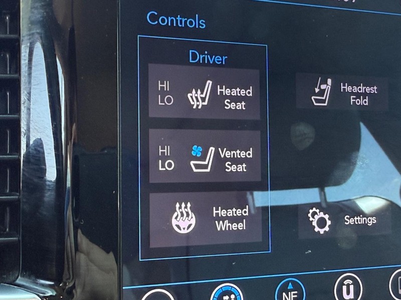 Chrysler Pacifica Vehicle Image 21