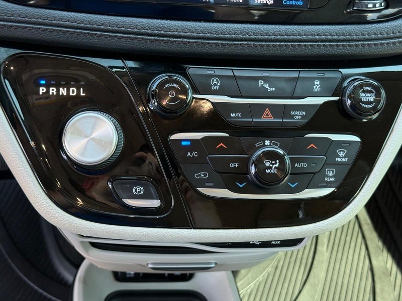 Chrysler Pacifica Vehicle Image 22