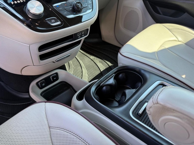 Chrysler Pacifica Vehicle Image 23