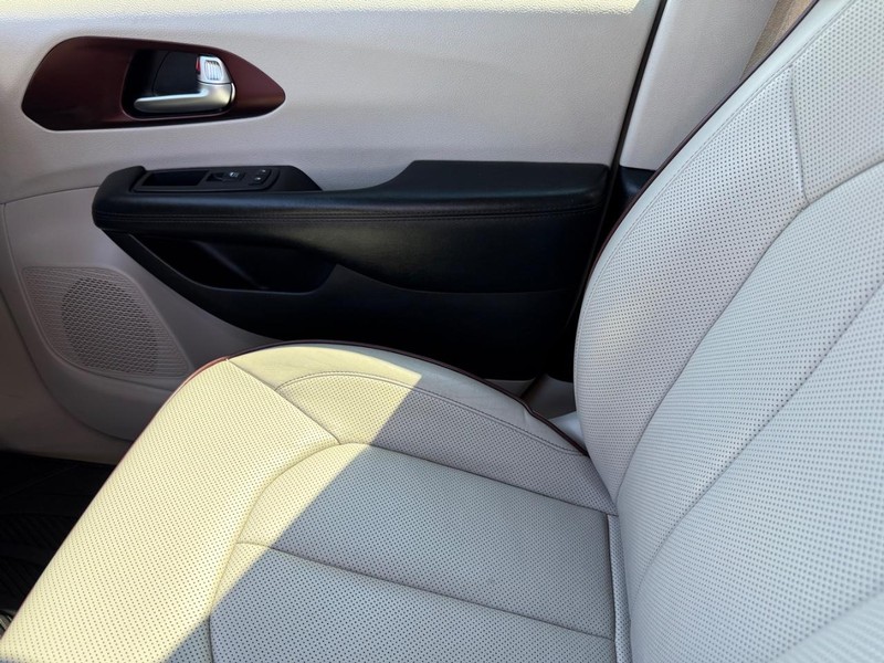 Chrysler Pacifica Vehicle Image 24