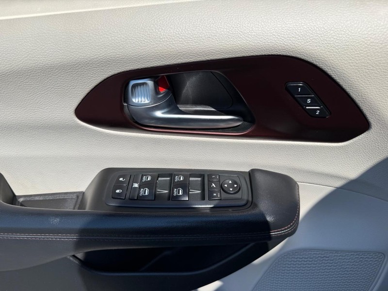 Chrysler Pacifica Vehicle Image 27