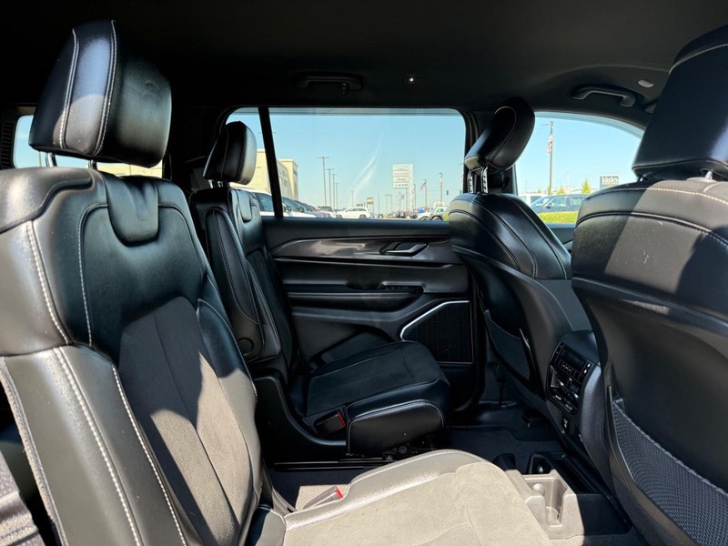 Jeep Grand Cherokee L Vehicle Image 11