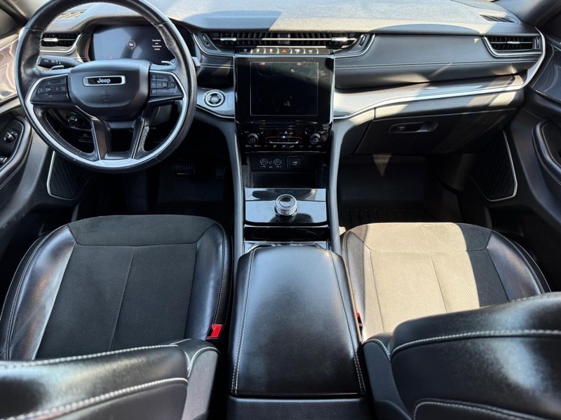 Jeep Grand Cherokee L Vehicle Image 13