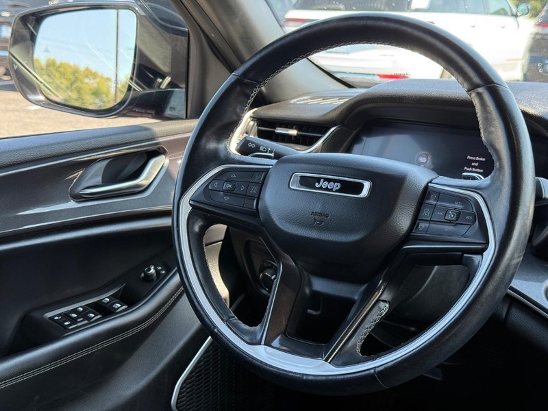 Jeep Grand Cherokee L Vehicle Image 14