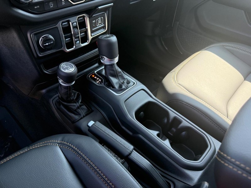 Jeep Gladiator Vehicle Image 14