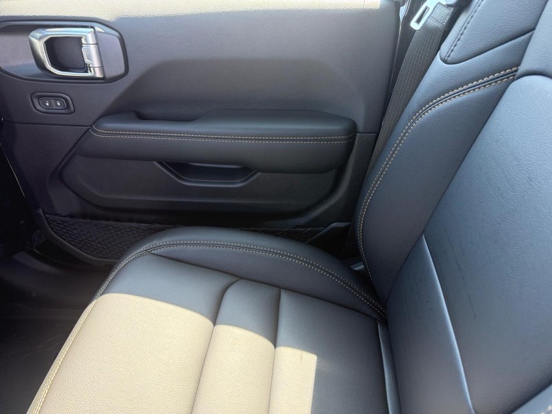 Jeep Gladiator Vehicle Image 15