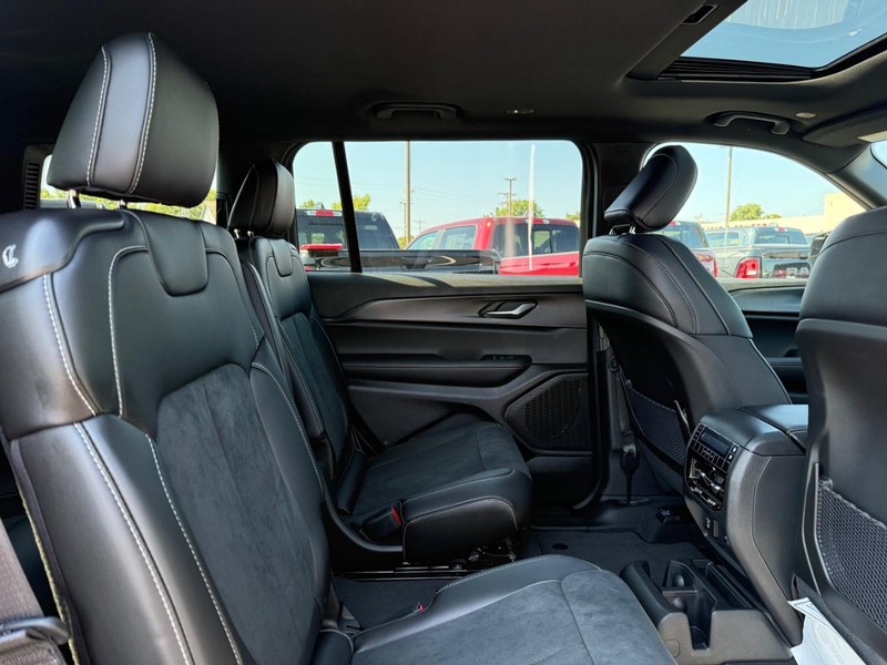 Jeep Grand Cherokee L Vehicle Image 04