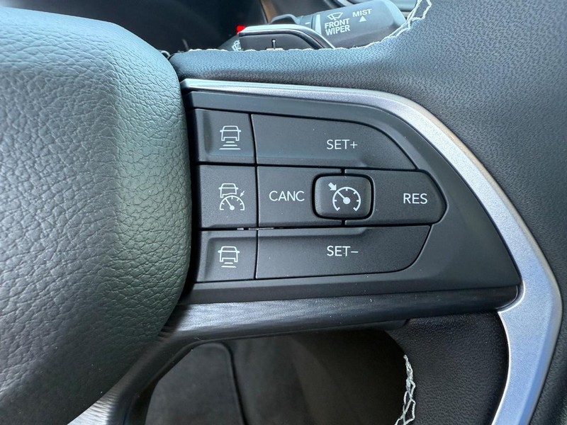 Jeep Grand Cherokee L Vehicle Image 10