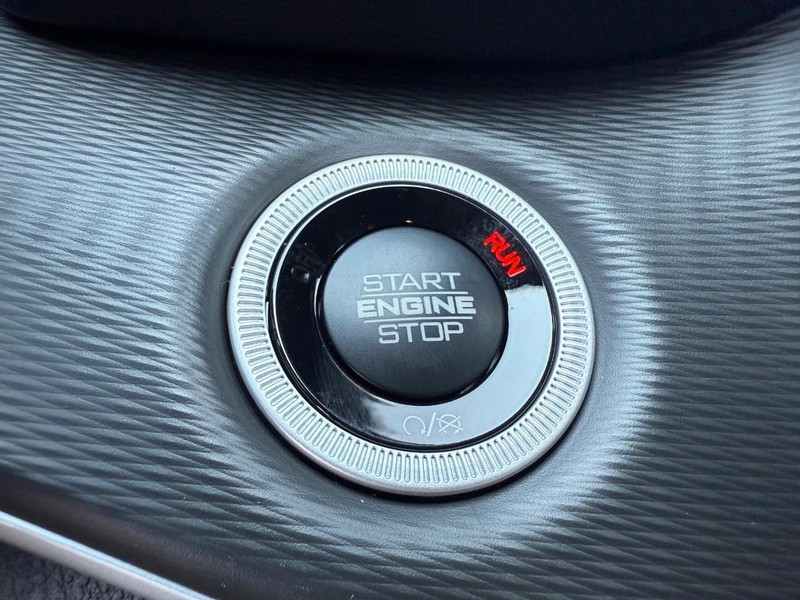 Jeep Grand Cherokee L Vehicle Image 11