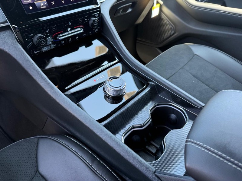 Jeep Grand Cherokee L Vehicle Image 16