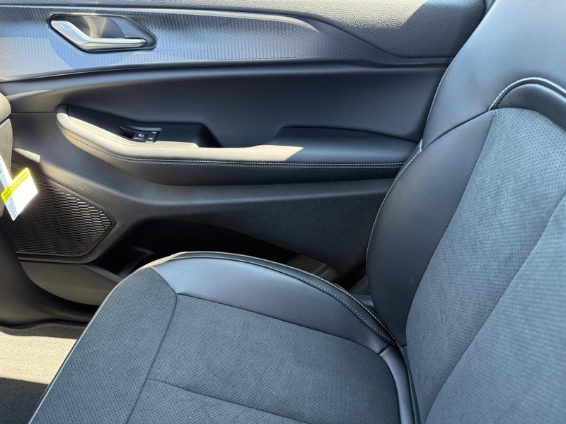 Jeep Grand Cherokee L Vehicle Image 17