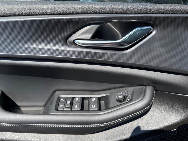 Jeep Grand Cherokee L Vehicle Image 21