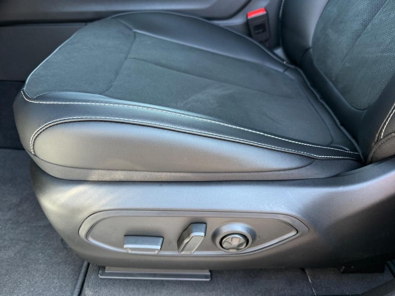 Jeep Grand Cherokee L Vehicle Image 22