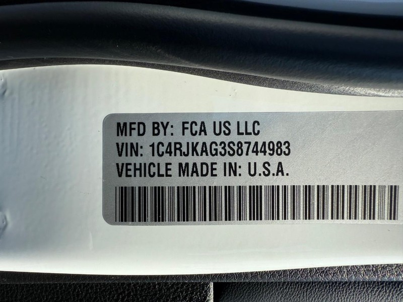 Jeep Grand Cherokee L Vehicle Image 23