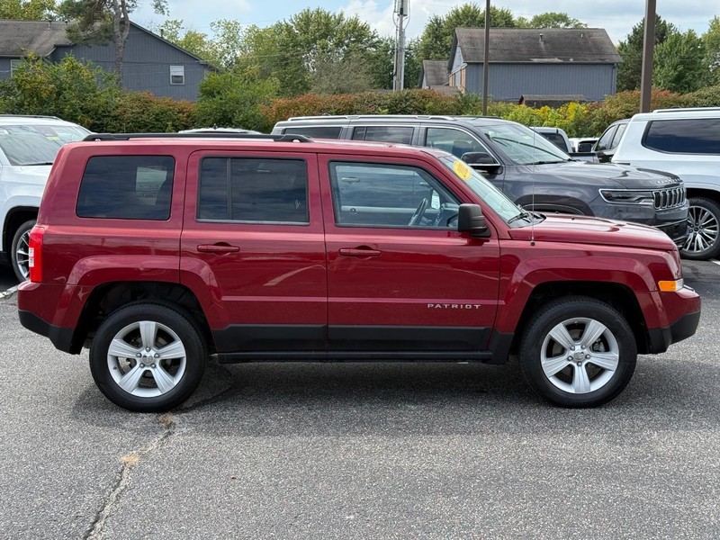 Jeep Patriot Vehicle Image 02