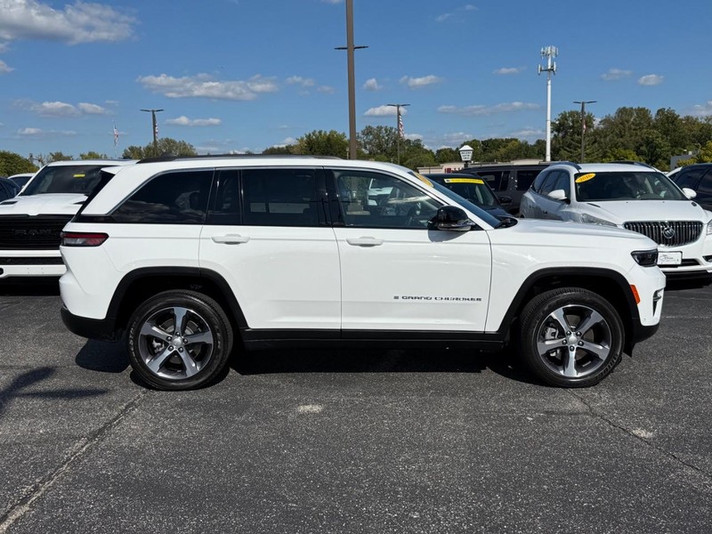 Jeep Grand Cherokee 4xe Vehicle Image 02