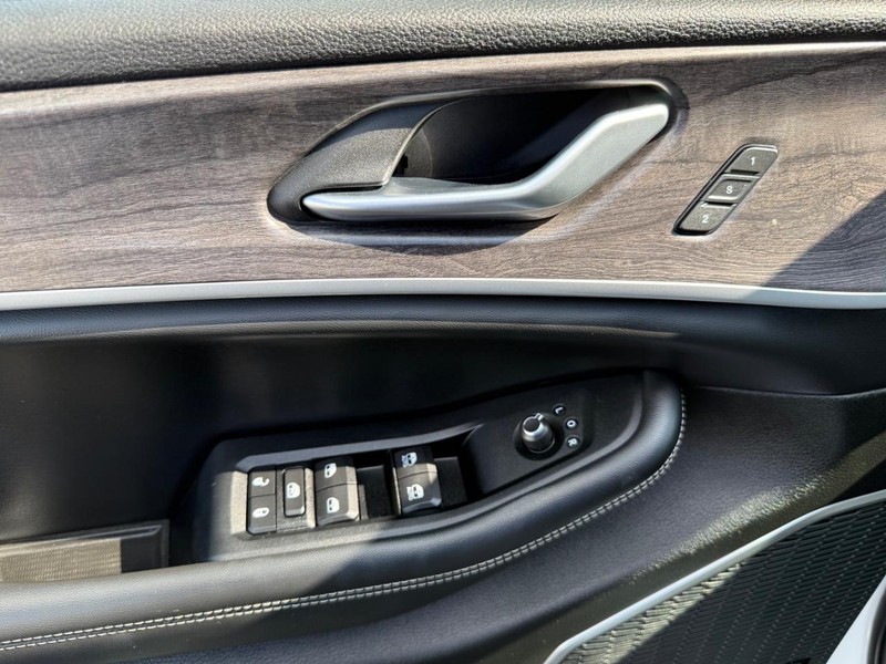 Jeep Grand Cherokee 4xe Vehicle Image 27