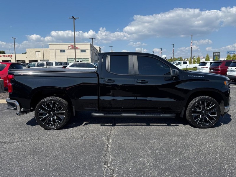Chevrolet Silverado 1500 LTD Vehicle Image 02