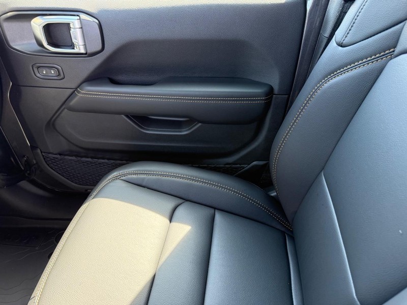 Jeep Wrangler Vehicle Image 16