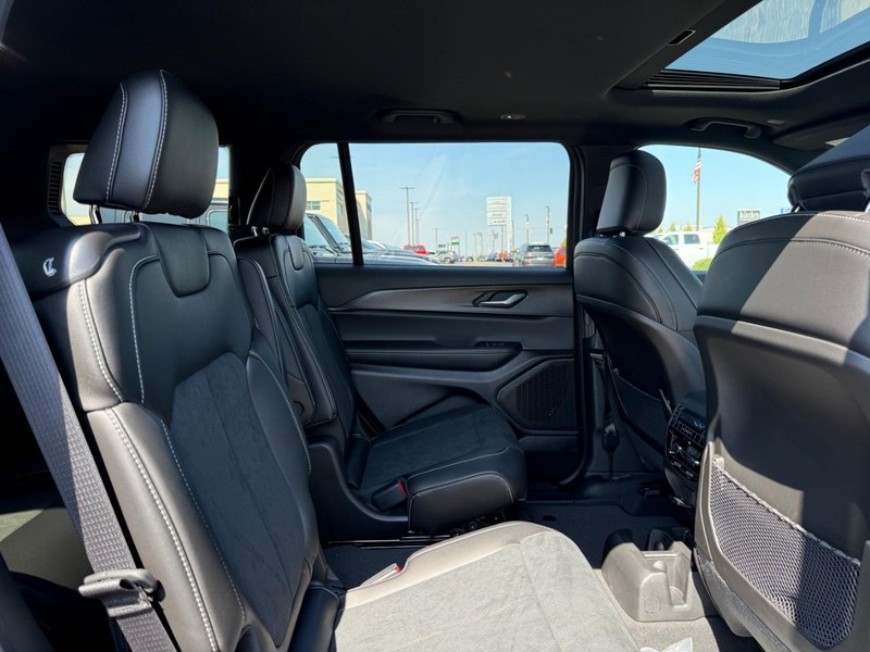 Jeep Grand Cherokee L Vehicle Image 04