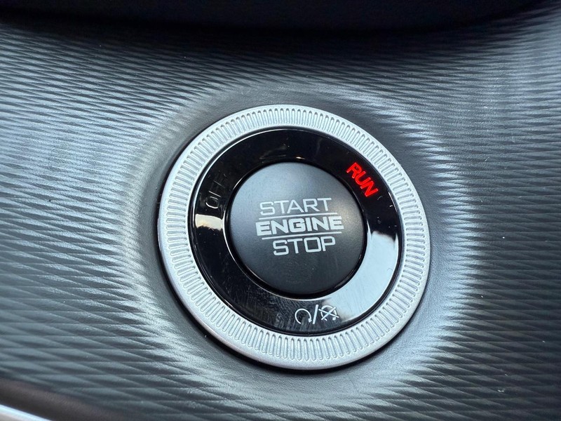 Jeep Grand Cherokee L Vehicle Image 11