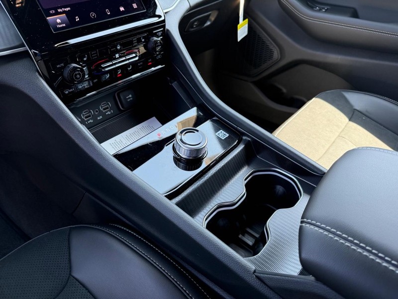 Jeep Grand Cherokee L Vehicle Image 16