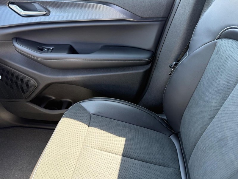 Jeep Grand Cherokee L Vehicle Image 17